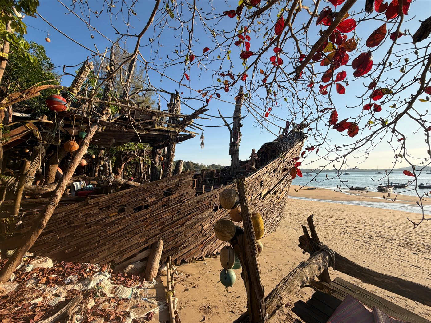 Die Hippie Bar auf Koh Phayam in Form eines Piratenschiffs aus Treibholz